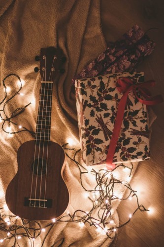 Une guitare, des lumières eu un cadeau.