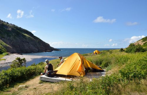 Des gens faisant du camping dans l'arrière-pays.