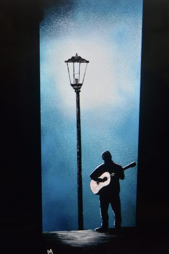 Une peinture démontrant un homme jouant de la guitare à côté d'un lampadaire.