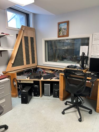 Des équipements dans un studio de radio.