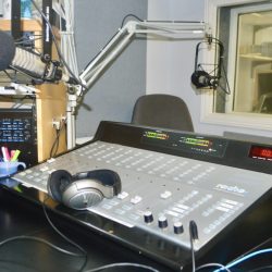 Une console dans un studio de radio.