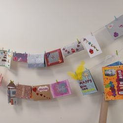 tarjetas hechas a mano colgadas en una pared