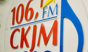 Le logo de Radio CKJM en beu, jaune et rouge.