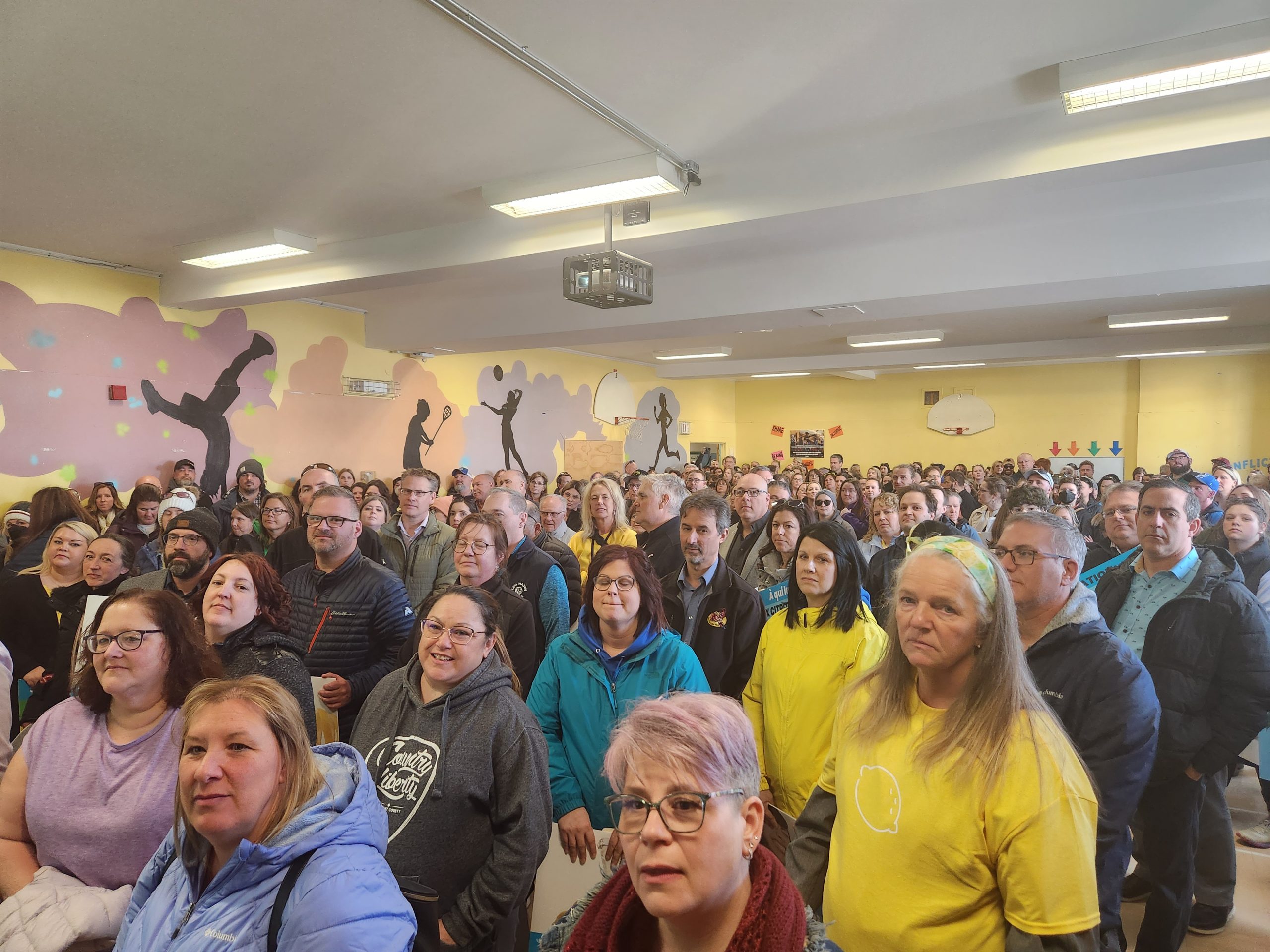 La foule réunie dans le gymnase.