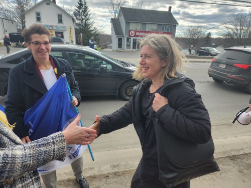 La représentante Libéral Susan Holt est venu serrer la main de la co-présidente de la fédération des enseignants du Nouveau-Brunswick.