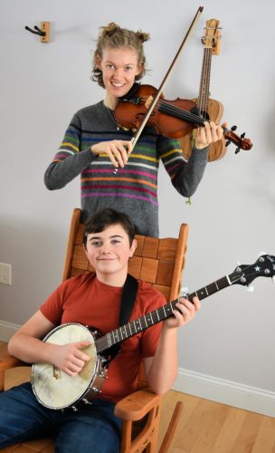 Deux jeunes avec des instruments de musique.