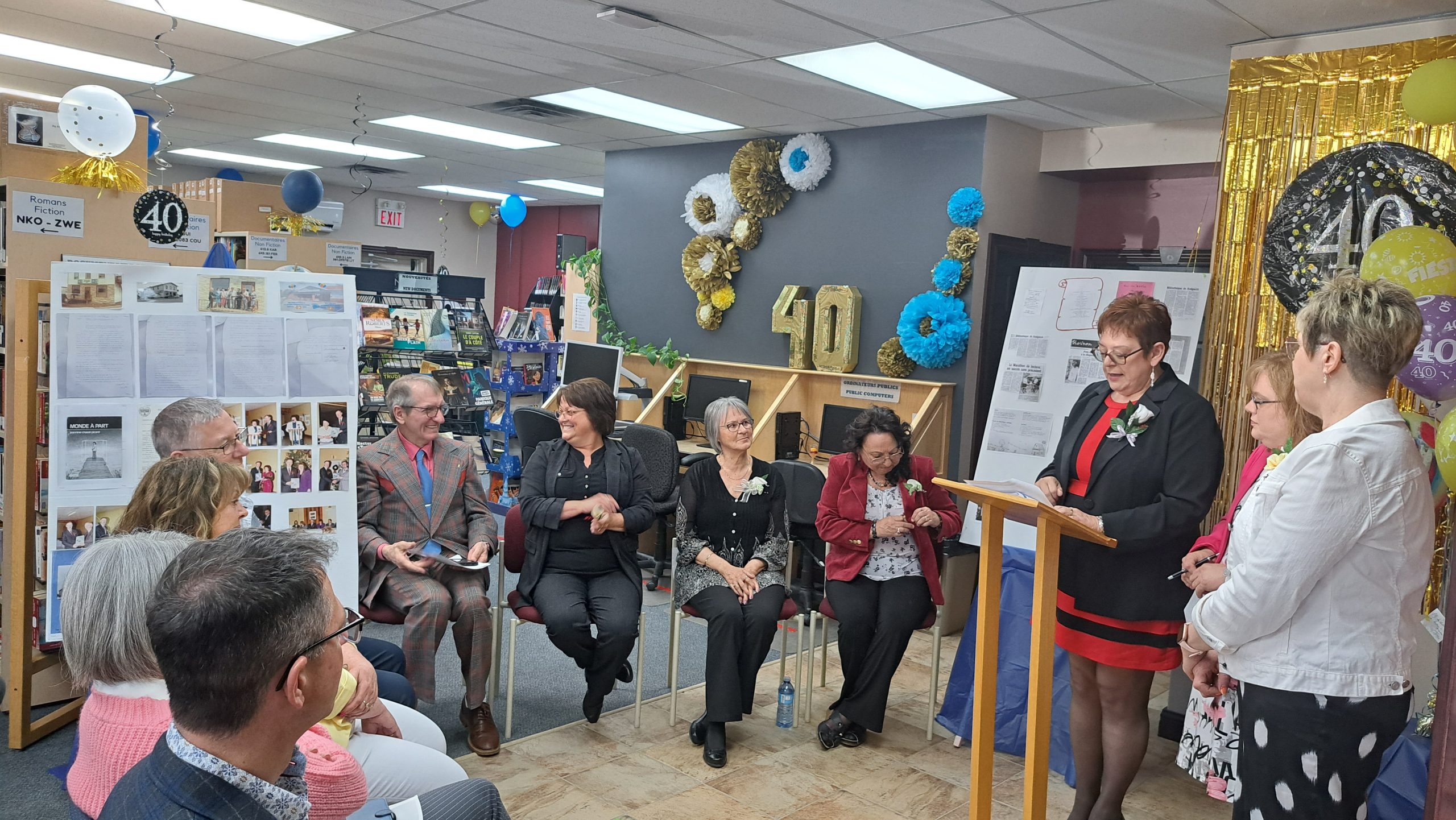 La gestionnaire de la Bibliothèque publique de Kedgwick, Mme Diane Thompson, accompagnée de la présidente, Mme Line Thériault, s'adresse à l'audience lors d'une cérémonie soulignant les 40 ans de la bibliothèque.
