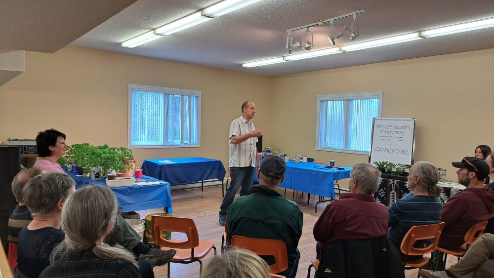 M. George Phillips durant sa conférence à la Boussole communautaire du Restigouche-Ouest