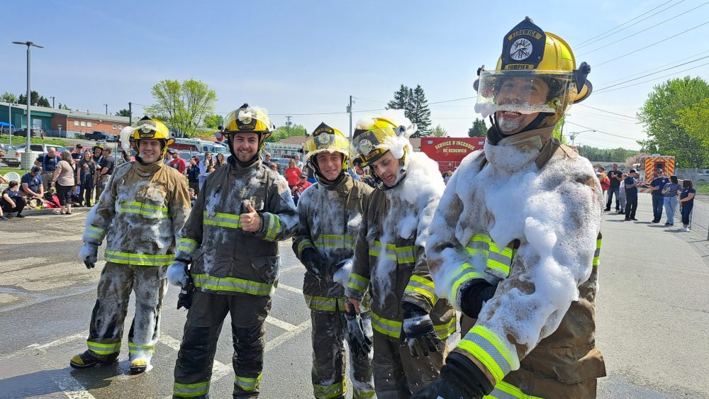 Une fois la troisième épreuve complétées Des pompiers sont mouillés et plein de mousses sur leur uniforme.