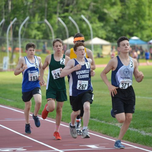 Des jeunes garçons participant à une course à pieds.