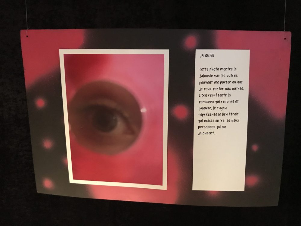 Une photo collée sur un carton rouge avec un papier explicatif