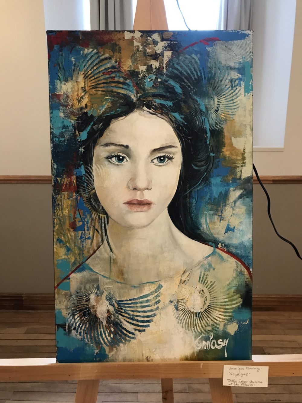 Une peinture représentant une dame aux cheveux bleu et noir