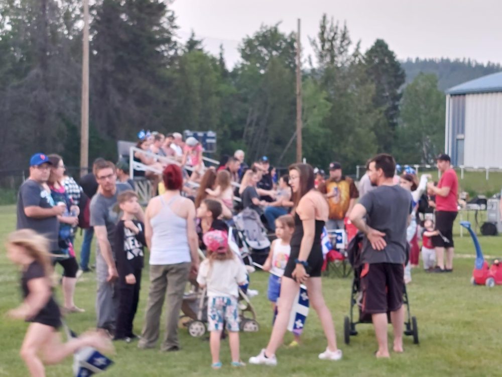 Plusieurs personnes à l'extérieur avec des drapeaux du Québec