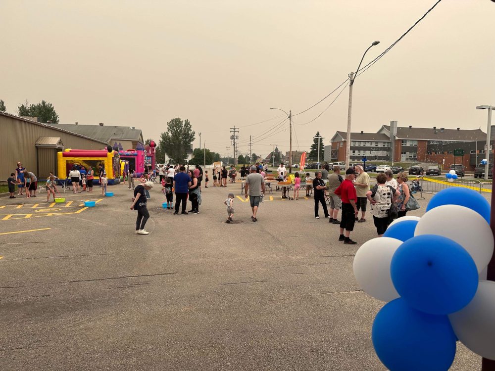 Des gens à l'extérieur célébrant la Fête Nationale