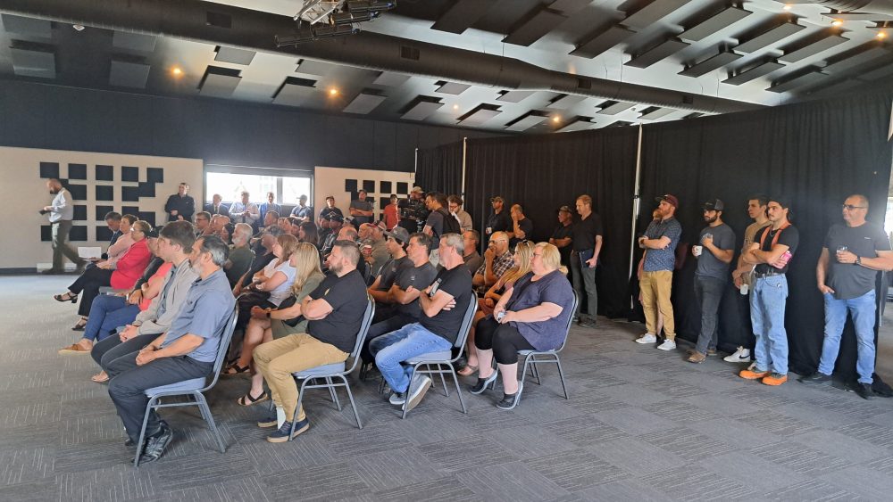 Une audience comprenant une soixantaine de personnes lors d'une conférence de presse au Palais Centre-Ville de Saint-Quentin