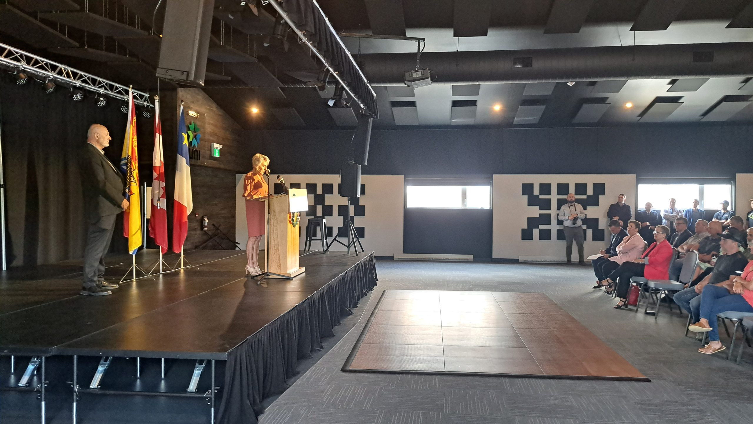 La mairesse de Saint-Quentin, Nicole Somers, s'adresse à l'audience lors d'une conférence de presse se déroulant au Palais Centre-Ville de Saint-Quentin