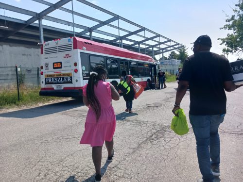 Personas abordando a un autobús del TTC, para ser reacomodados.