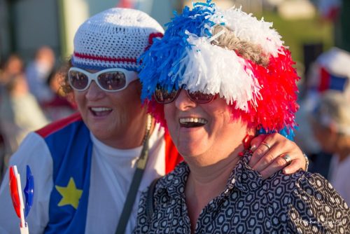 Deux personnes habillées aux couleurs acadiennes.