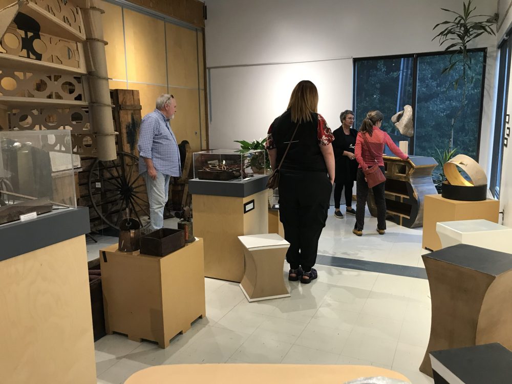 Des participants observant les oeuvres dans un espace intime