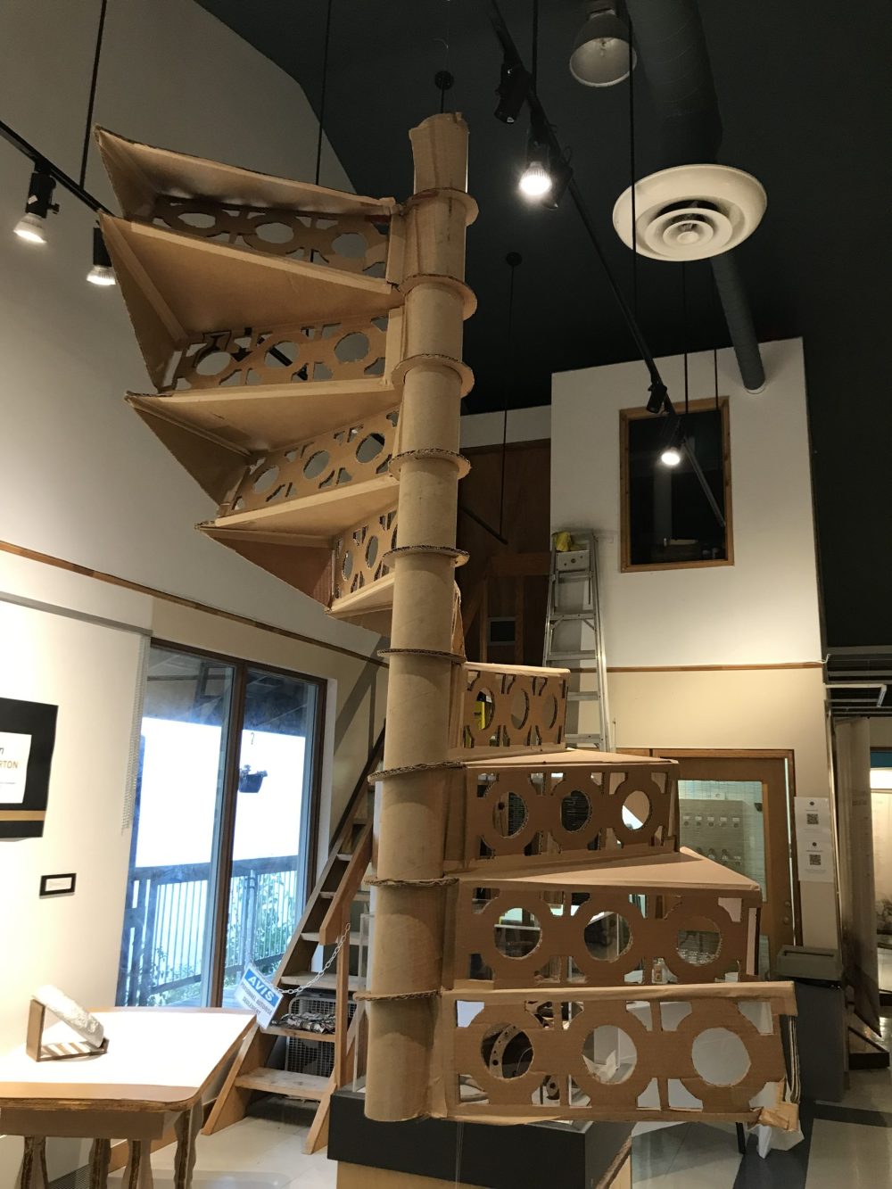 Un escalier en carton de manière ronde suspendue au plafond