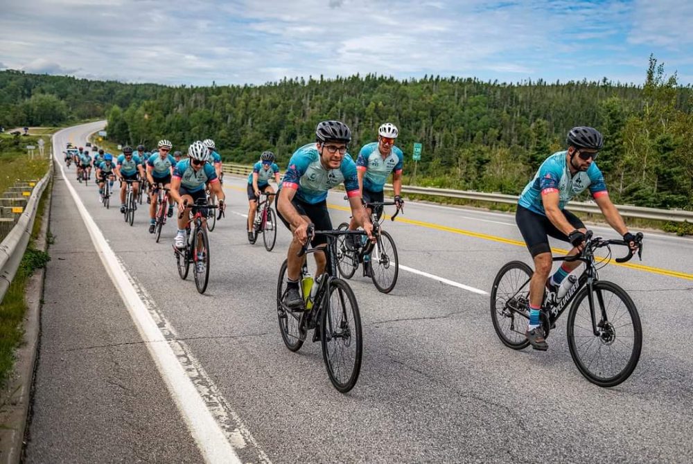 Un groupe de cyclistes habillé en uniforme bleu sur la route