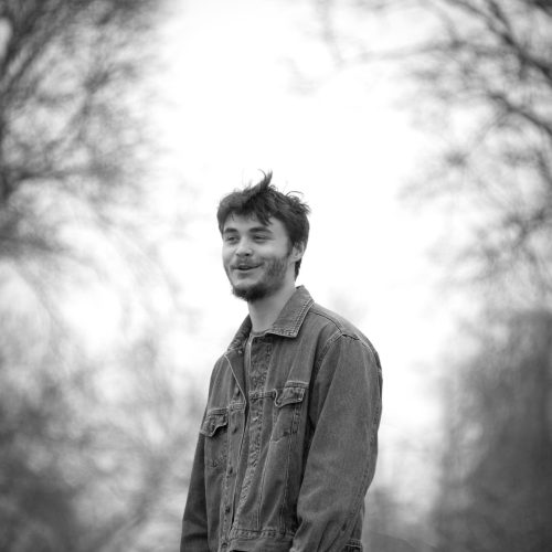 Un jeune homme dans la forêt.