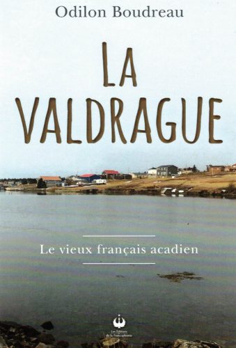 La couverture d'un livre démontrant un village au bord de la mer.