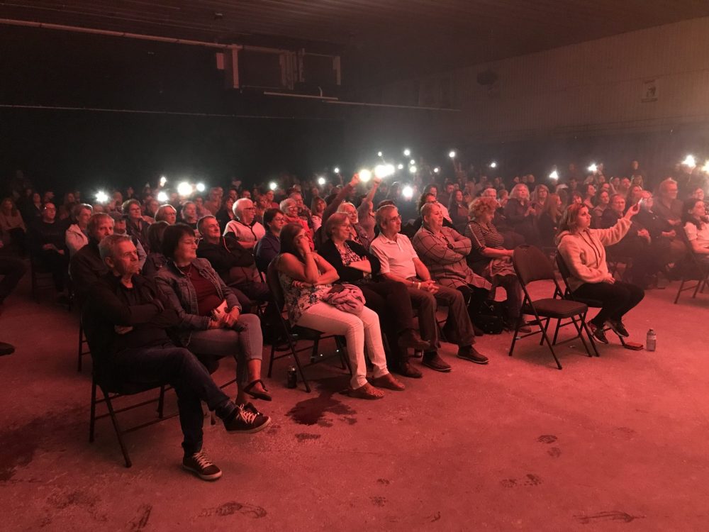 Une foule assise qui observe le spectacle