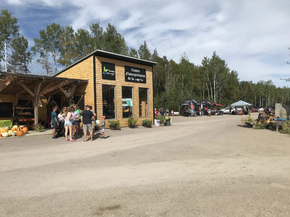 Un bâtiment entouré de personne dans une ambiance familiale