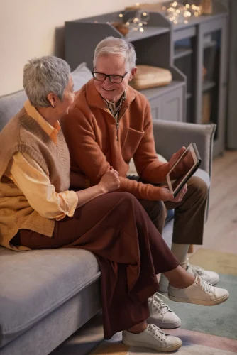 Un homme et une femme assis sur un sofa.