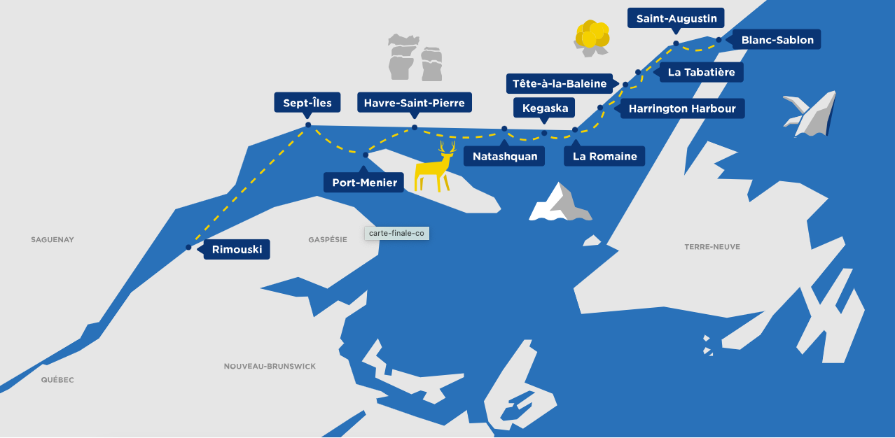 Une carte montrant l'itinéraire du Bella Desgagnés affiche ses escales: Rimouski, Sept-Îles, Anticosti, Havre-Saint-Pierre, Kegaska, La Romaine, Harrington Harbour, Tête-à-la-Baleine, La Tabatière, Saint-Augustin et Blanc-Sablon