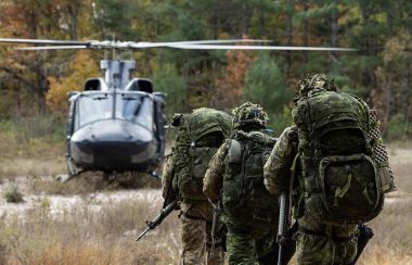 Des soldats de l'armée canadienne de dos