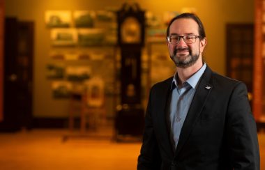 Le nouveau doyen Jason Carey à l'intérieur de l'ancienne chapelle du Campus Saint-Jean.