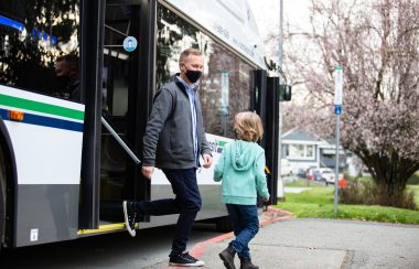 Un homme et un jeune garçon descendent d'un bus