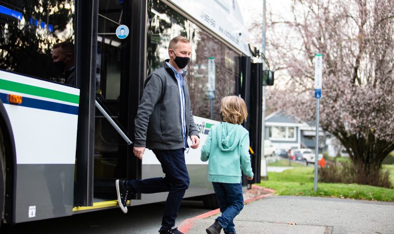 Un homme et un jeune garçon descendent d'un bus