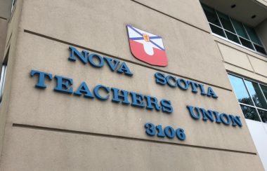 Sur un bâtiment se trouve écrit Nova Scotia Teachers Union en lettre bleue