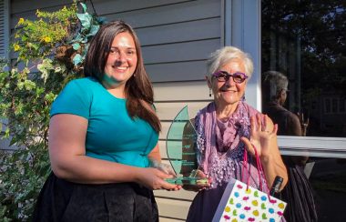 Donna d'Entremont recevant le prix Gaston Chagnon remis par Mélodie Jacquot-Paratte du CCGH. Photo CCGH