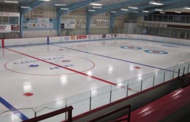 Patinoire avec glace artificielle.