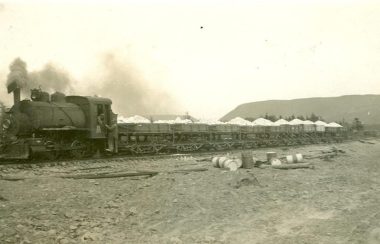 Un train transportant une cargaison de plâtre.