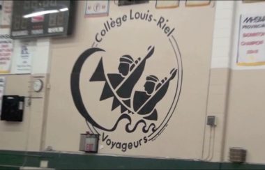 Le logo du Collège Louis-Riel sur le mur du gymnase