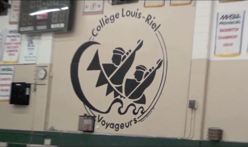 Le logo du Collège Louis-Riel sur le mur du gymnase