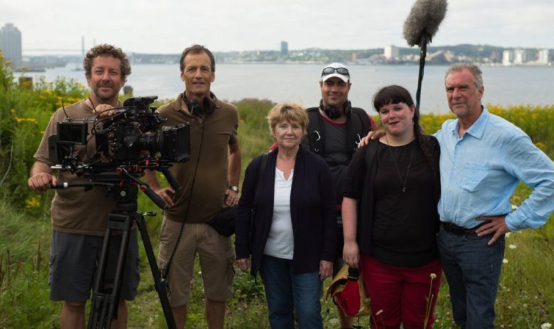 Une équipe de tournage de film dans un champ.