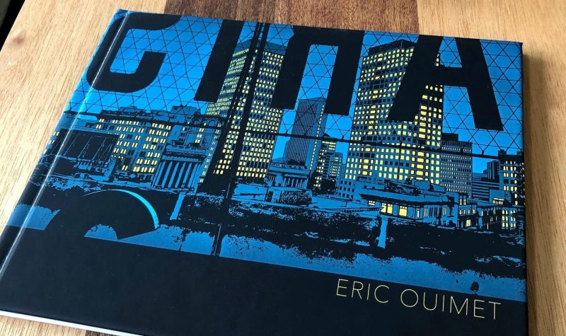La page couverture du livre montre le centre-ville de Winnipeg pendant la nuit avec des fenêtres jaunes