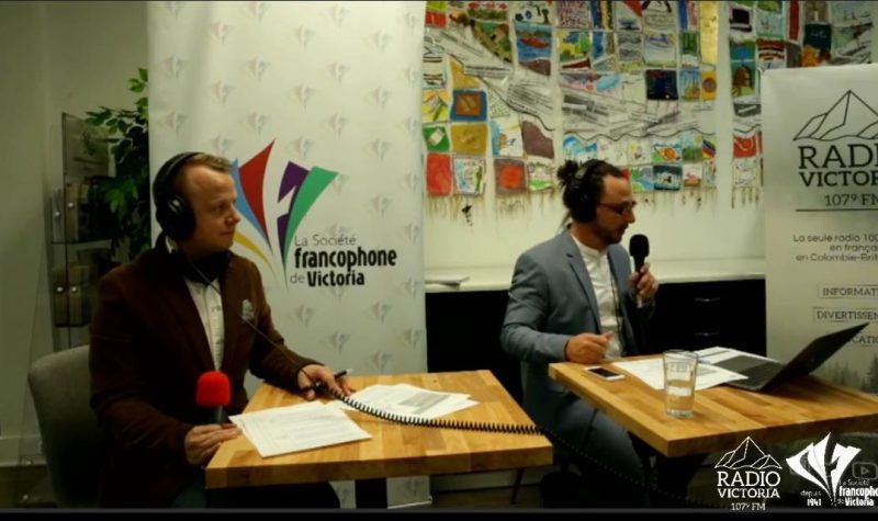 Casey Edmunds, directeur adjoint de la Société francophone de Victoria, et François Macone, journaliste à Radio Victoria, étaient les modérateurs du débat. Source : Radio Victoria