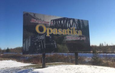 Le panneau à l'entrée de la ville d'Opasatika qui invitent les voyageurs à venir faire un tour