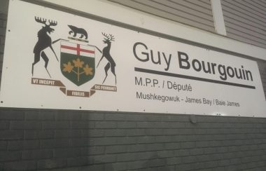 La pancarte près des bureaux du député provincial Guy Bourgouin à Kapuskasing