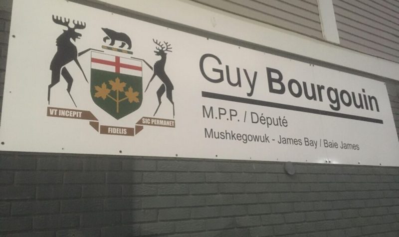 La pancarte de Guy Bourgouin tout près de son bureau à Kapuskasing