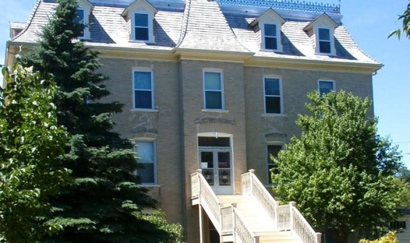 Le devant de l'ancien couvent des soeurs religieuses à St-Pierre-Jolys en journée d'été.