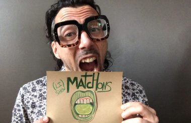 Éric tien dans ses mains un papier brun avec le titre de Li Show Matchons avec une bouche verte.