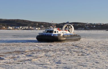 Un aéroglisseur sur une rivière glacée.